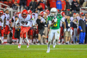 Charles Nelson running away from Arizona defenders in the Pac-12 Championship game.